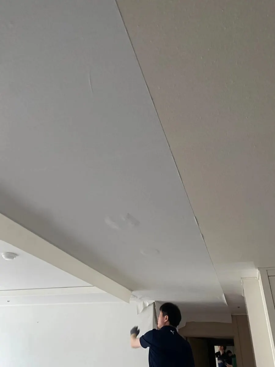 경첩 조정 실습 중