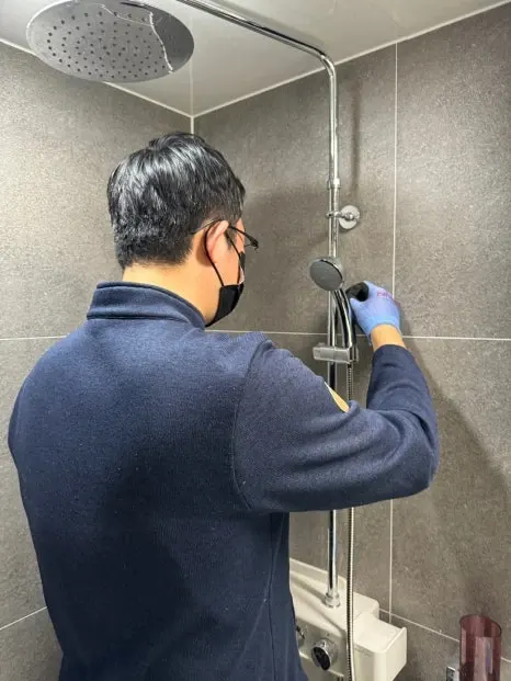 타일 시공 실습 중
